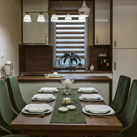 Vively Lux - & Spacious With Balcony And Free Wifi Apartman