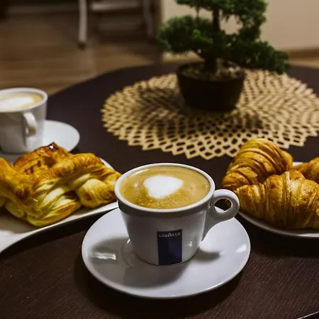 Vively Lux - & Spacious With Balcony And Free Wifi