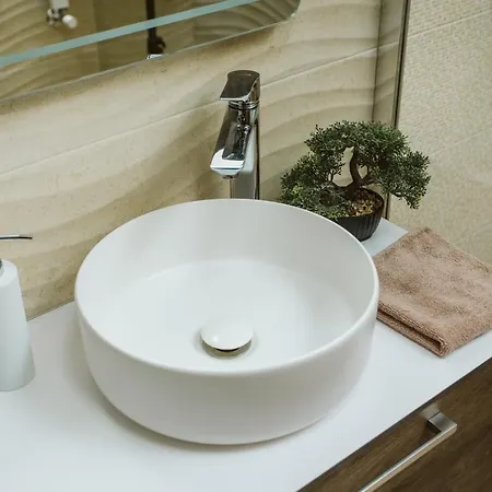 Vively Lux - & Spacious With Balcony And Free Wifi Apartmán *