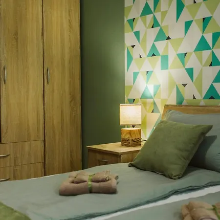 Vively Lux - & Spacious With Balcony And Free Wifi