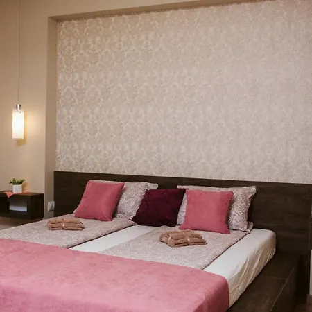 Vively Lux - & Spacious With Balcony And Free Wifi Apartment *