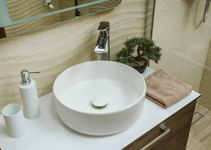 Vively Lux - & Spacious With Balcony And Free Wifi شقة *