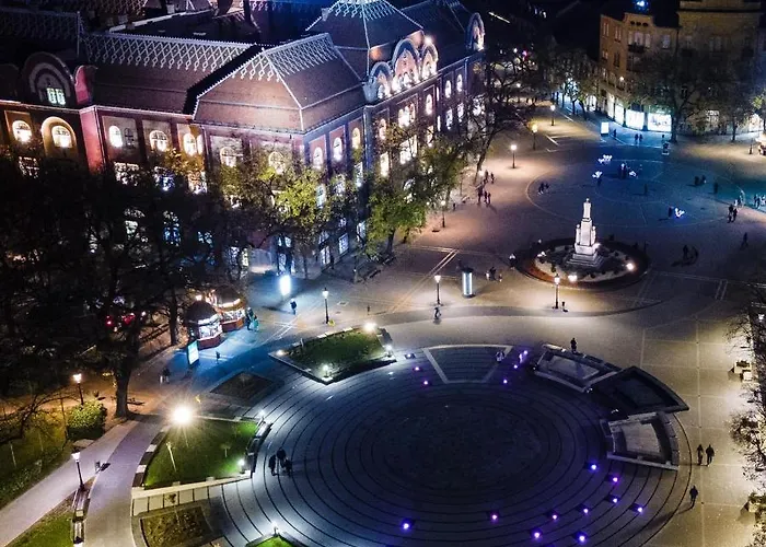 Vively Lux - & Spacious With Balcony And Free Wifi شقة